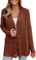 Vue détaillée du cardigan marron en maille torsadée avec fermeture boutonnée sur le devant - Café