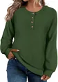 Gros plan d'un pull en maille gaufrée verte pour femme avec un col rond boutonné élégant. - Vert Militaire