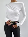 Detalle de una camiseta blanca de manga larga para mujer con elegante diseño drapeado - S / Tops / Blanco