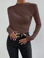 Detalle de camiseta de manga larga para mujer con elegantes detalles plisados en marrón - S / Tops / Marrón
