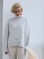 Thick loose-fitting turtleneck knit sweater in elegant off-white for autumn and winter fashion - Silver Gray