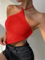 Vista dettagliata di un top corto in maglia rossa con allacciatura al collo e coste - Taglia S / Top / Rosso