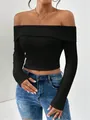 Dettaglio del top corto nero a maniche lunghe con spalle scoperte e trama a costine aderente. - Taglia S / Top / Nero