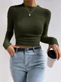 Detailweergave van olijfgroene wafelgebreide cropped top met lange mouwen en rimpels - Groen