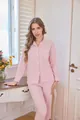 Detailansicht des rosa Langarm-Pyjama-Sets mit Herzstickerei auf der Brusttasche - S / Oberteil Und Unterteil / Rosa