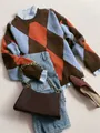 Gros plan détaillé du pull en maille à losanges classique dans une tenue d'automne élégante - S / Hauts / Marron