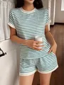 Comodo set da casa a due pezzi a righe verdi e bianche con maglia a maniche corte e pantaloncini - Taglia S / Top E Pantaloni / Verde
