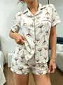 Detailansicht des weißen kurzärmeligen Damen-Pyjamas mit Cocktailglas-Print - S / Oberteil Und Unterteil / Martini Glas Druck (4)
