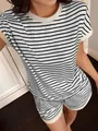 Dettaglio del set casual da donna con maglietta a maniche corte a righe bianche e nere e pantaloncini. - Taglia S / Top E Pantaloni / Nero
