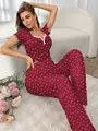 Dames pyjamaset wijnrood met bloemenprint, V-hals kant en golvende randen - Rood
