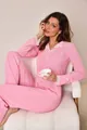 Modèle portant un pyjama rose côtelé avec dentelle blanche élégante et détails de nœuds - S / Haut Et Bas / Rose