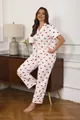Grote maten dames pyjamaset van wit imitatiekatoen met een print van rode hartjes - 2XL / Boven- En Onderstuk / Rood