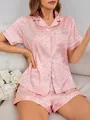 Vue détaillée de l'ensemble de pyjama en satin imprimé léopard rose avec chemise et short - Rose