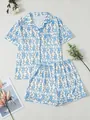 Detail eines zweiteiligen Pyjama-Sets mit Affenprint, kurzen Ärmeln und Shorts - S / Oberteil Und Unterteil / Blau