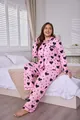 Gedetailleerd zicht op roze plus-size pyjama met zwarte hartjesprint en reverskraag. - 1XL / Boven- En Onderstuk / Roze/Zwart