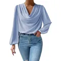 Gedetailleerd overzicht van de lichtblauwe chiffon blouse met gedrapeerde hals - Hemelsblauw