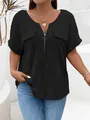 Detailopname van zwarte geribbelde plus size top met rits v-hals en decoratieve zakken - 1XL / Tops / Zwart