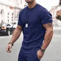 Detail des dunkelblauen Freizeit-Sportsets für Herren mit T-Shirt und Shorts - M / Oben Und Unten / Dunkelblau