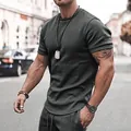 Sportliches Herren-Sommerset mit dunkelgrauem Kurzarm-T-Shirt und passenden Shorts, bequem - M / Oben Und Unten / Dunkelgrau