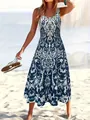 Détail d'une robe d'été sans manches imprimée bleue et blanche dans un cadre de plage - S / Bas / Bleu marine