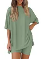 Detailansicht eines bequemen grünen Loungewear-Sets für Damen mit gerippten Shorts. - Hellgrün