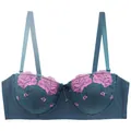 Detailansicht eines blaugrünen Push-up-BHs mit lila Rosen-Blumenspitzenstickerei - 44C/100C / Dunkelgrün