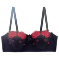 Detailansicht eines sexy schwarzen Push-up-BHs mit lebhafter roter Blumenstickerei - 44C/100C / Schwarz