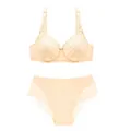 Detaillierte Nahaufnahme eines beigen Spitzen-BH-Sets in Übergröße mit passendem Slip. - BH 38/85D Slip 0XL / Oberteil Und Unterteil / Beige