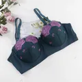 Eleganter blaugrüner BH in Übergröße mit lila Blumenstickerei und feiner Spitzenverzierung - 40C/90C / Oberteile / Dunkelgrün
