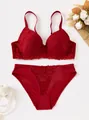 Elegantes rotes Spitzenunterwäsche-Set mit BH und passendem Spitzen-Slip für Damen - Rot