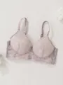 Nahaufnahme von sexy malvenfarbenem Spitzen-BH mit Bügeln und feiner Stickerei - 70B / Oberteile / Altrosa