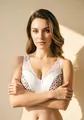 Detailweergave met elegante bloemenprint en kant op een witte push-up bh zonder beugel - S / Tops / Wit