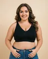 Vooraanzicht van een curvy vrouw in een zwarte draadloze bh met volledige dekking - Zwart