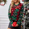 Detail van het feestelijke dinosaurus TREE-REX patroon op deze gebreide kersttrui voor dames - S / Tops / Wijnrood Kersttrui