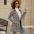 Photo en extérieur d'une femme portant un cardigan en maille pied-de-poule rouge - S / Hauts / Pied-de-poule