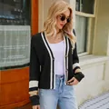Cárdigan de punto negro elegante con cuello en V, puños a rayas y ribete blanco sofisticado - S / Tops / Negro