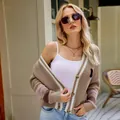 Cárdigan de punto marrón con cuello en V y rayas estilo universitario - S / Tops / Tostado