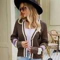 Cárdigan de punto marrón con cuello en V estilo universitario y rayas blancas y moradas - S / Tops / Café