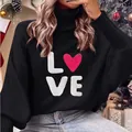 Dettaglio di un maglione nero a dolcevita da donna con stampa grafica LOVE e cuore - Taglia S / Top / Nero