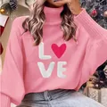 Dettaglio maglione a collo alto rosa con grafica LOVE a cuore e maniche a pipistrello. - Taglia S / Top / Rosa