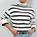 Elegante maglione in maglia a collo alto a righe orizzontali bianche e nere, vestibilità slim - Taglia S / Top / A Righe Bianche