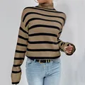 Maglione a collo alto a righe marroni e nere da donna, vestibilità aderente chic - Taglia S / Top / A Righe Marroni