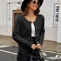 Elegant zwart gebreid vest voor dames met een ronde hals en decoratieve parelknoppen. - S / Tops / Zwart