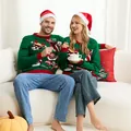 Pareja con suéteres verdes de renos navideños sentada en un sofá blanco. - Hombres S / Tops / Verde