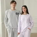 Conjunto de ropa de casa de felpa para parejas en gris y violeta claro para invierno - Talla única / Top Y Pantalón / Gris Claro (Hombres)
