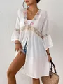 Λεπτομέρεια λευκού beach cover-up με πολύχρωμα κεντήματα παγιέτας και δαντέλα - Ένα μέγεθος / Tops / Λευκό
