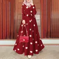 Détail de la robe longue rouge vintage à pois avec ceinture élégante - S / Haut Et Bas / Rouge