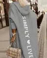 Detailansicht der Rückseite eines grauen Strick-Cardigans mit 'SIMPLY LIVE' Aufdruck. - Grau