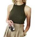 Vista dettagliata di un elegante top senza maniche in maglia a trecce verde da donna - Taglia S / Top / Verde militare