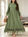 Gros plan sur les broderies en dentelle et les boutons d'une robe longue verte - 1XL / Haut Et Bas / Vert Militaire